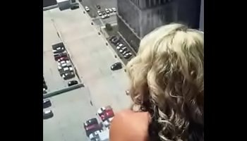 Milf porno follando en la ventana de un hotel